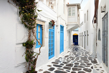 Traditional streets of Mykonos island in Greece - obrazy, fototapety, plakaty