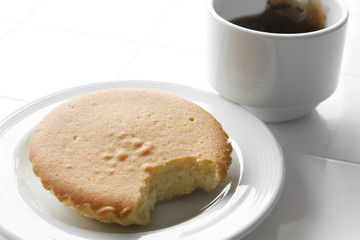 butter cake with hot tea