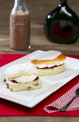 Britisches Cream Bun und Scone