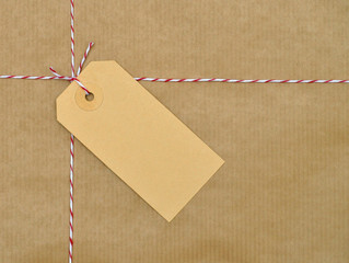 Paket mit Schnur und Anhänger