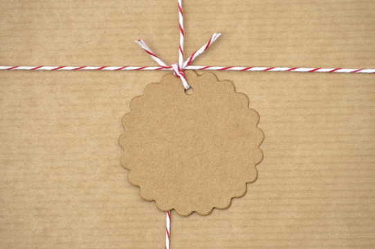 Paket mit Schnur und rundem Anh&auml;nger