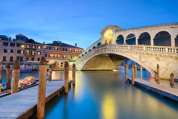 Photo sur Plexiglas Pont du Rialto Pont du Rialto la nuit à Venise