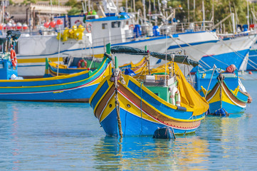 Fototapeta na wymiar Tradycyjne Luzzu łód¼ port w Marsaxlokk na Malcie.