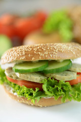 Bagel mit vegetarischer Wurst