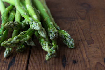 grüner Spargel auf Holzbrett