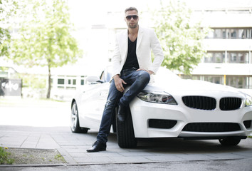 junger Mann mit Cabrio