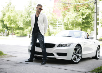 junger Mann mit Cabrio