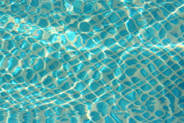 Klares Wasser im Pool