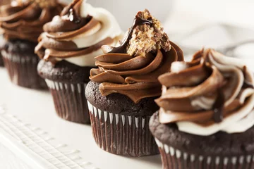 Foto auf Acrylglas Dessert Hausgemachter Schokoladen-Cupcake mit Schokoladenglasur