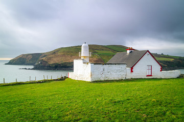 Fototapeta na wymiar Mała latarnia morska na wybrzeżu Irlandii