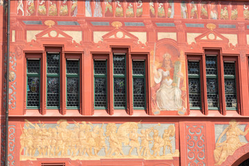 Façade décorée de l'hôtel de ville de Bâle
