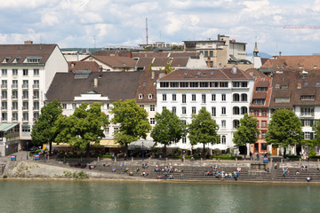 Façades d'immeuble le long du fleuve