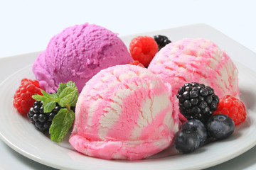 Ice cream with fresh berries