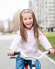 Obraz premium little girl with her bicycle