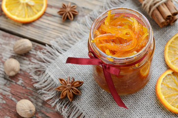 Fototapeta na wymiar Homemade kandyzowane skórki pomarańczowe jam w słoju