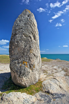 menhir sur la c&ocirc;te en bretagne