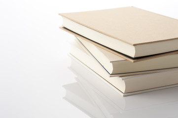 白背景に積み重ねた本