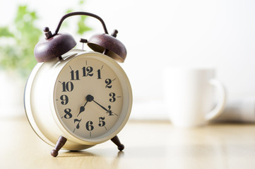テーブルに置いた目覚し時計