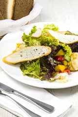 Свежие овощи и зелень с тостами пшеничными