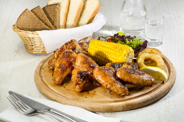 Куриные крылышки и печеная кукуруза