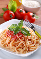 spaghetti al pomodoro con foglia di basilico