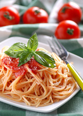 spaghetti al pomodoro con foglia di basilico