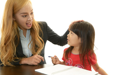 勉強を楽しむ女の子