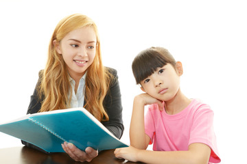 勉強に励む女の子