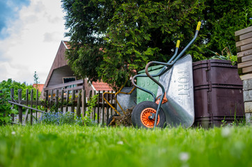 Schubkarre am Kompost im Garten