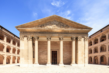 Fototapeta na wymiar alte Charité in Marseille - Kirchengebäude