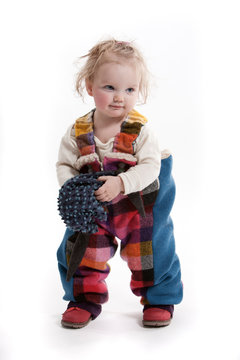 Kleinkind mit bunter Latzhose