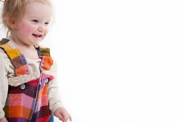 Kleinkind mit bunter Latzhose