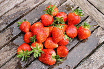 Erdbeeren auf dem Holztisch