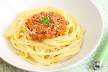 Tallarines con salsa boloñesa