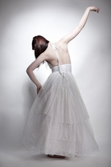 Fototapeta premium Młoda kobieta w białej sukni baletowej