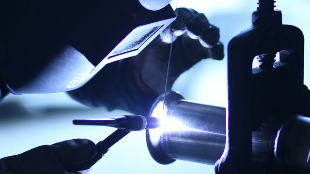 Operaio con maschera mentre salda