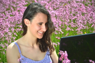 piękna atrakcyjna dziewczyna korzysta z laptopa