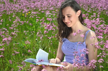 piękna atrakcyjna dziewczyna czyta książkę - obrazy, fototapety, plakaty