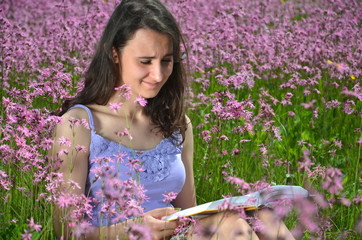 piękna atrakcyjna dziewczyna czyta książkę - obrazy, fototapety, plakaty