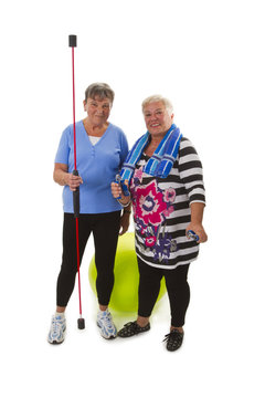 Seniorinnen mit Schwingstab und Gymnastikball