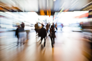 Reisende am Bahnhof mit Zoomeffekt