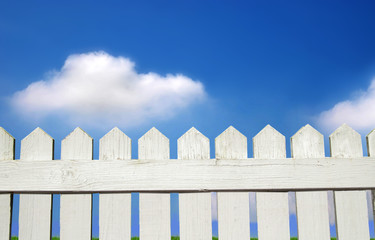 Fototapeta premium grass and white picket fence
