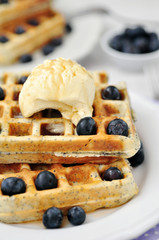 Waffeln mit Mohn, Heidelbeeren und Vanilleeis