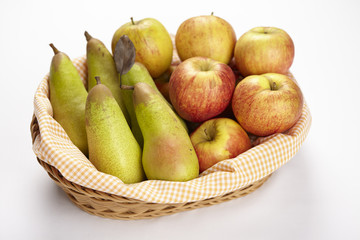 Korb mit Äpfel und Birnen