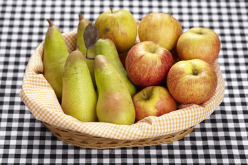 Korb mit Äpfel und Birnen