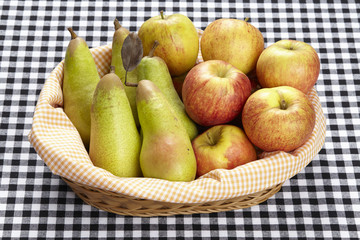 Korb mit Äpfel und Birnen