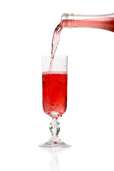 Sekt in ein Glas gießen