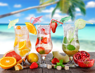 Naklejki  Letnie drinki na plaży?