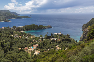 Blick von Lakones aus auf die Steilküste von Paleokastritsa
