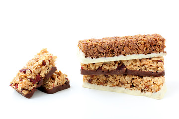 biscotti di cereali con cioccolato e frutta su sfondo bianco